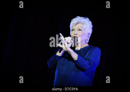 Line Renaud performing live in concerto a Parigi Olympia di Parigi, Francia - 25.05.11 Foto Stock