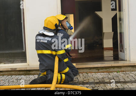 Rio Maior , Portogallo. Il 3 maggio 2013. . Firemans tenta di salvare la struttura Casa estinguere il fuoco all'interno. Credito: Bruno Monico / Alamy Live News Foto Stock