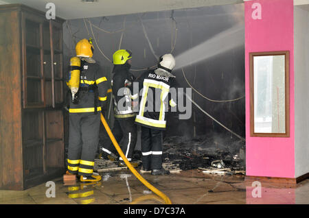 Rio Maior , Portogallo. Il 3 maggio 2013. . Firemans tenta di salvare la struttura Casa estinguere il fuoco all'interno. Credito: Bruno Monico / Alamy Live News Foto Stock