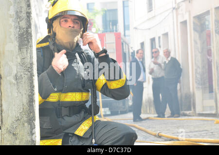 Rio Maior , Portogallo. Il 3 maggio 2013. . Firemans prepars per combattere le fiamme Credito: Bruno Monico / Alamy Live News Foto Stock