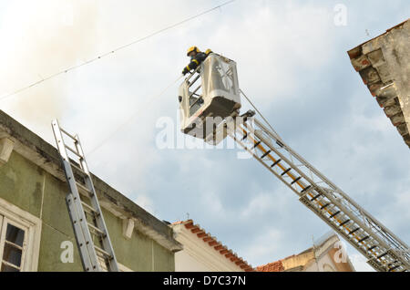 Rio Maior , Portogallo. Il 3 maggio 2013. . Firemans da Sntarem venire a Rio Maior per aiutare a combattere le fiamme. Credito: Bruno Monico / Alamy Live News Foto Stock