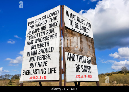 Segno religioso tipico di molti eretto in rurale aree protestanti in Irlanda del Nord. Foto Stock