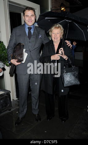 David Walliams e sua madre Kathleen Walliams lasciando La Petite Maison ristorante di Londra, Inghilterra - 01.12.11 Foto Stock