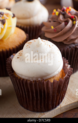 In prossimità di alcuni decadente tortini gourmet smerigliati con una varietà di sapori di glassa. Profondità di campo. Foto Stock