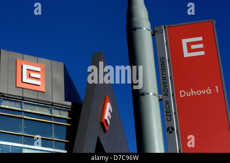 Logo CEZ della sede centrale, distributore di energia ceco, cartello sull'edificio, via Duhová, Repubblica Ceca di Praga Foto Stock