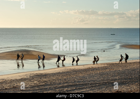 Tirando i pescatori nelle reti, Inhassoro, Mozambico Foto Stock