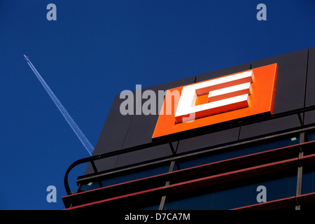 Logo CEZ, cartello CEZ su edificio e aereo Foto Stock