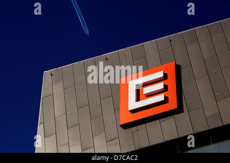 Sede centrale CEZ, distributore di energia ceco, cartello CEZ sull'edificio, via Duhová, Repubblica Ceca di Praga Foto Stock