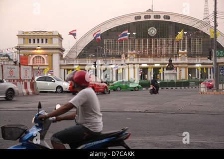 Traffico Hualumphong vicino stazione ferroviaria di Bangkok , Thailandia Foto Stock