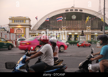 Traffico Hualumphong vicino stazione ferroviaria di Bangkok , Thailandia Foto Stock