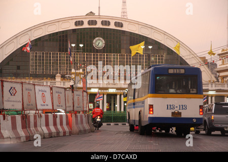 Traffico Hualumphong vicino stazione ferroviaria di Bangkok , Thailandia Foto Stock