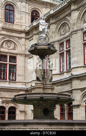 Fontana di fronte al Vienna Opera House, Austria Foto Stock