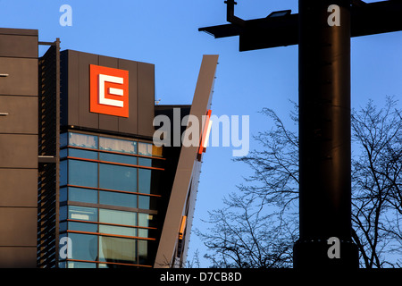 Sede centrale CEZ, distributore di energia ceco, cartello sull'edificio, via Duhová, Repubblica Ceca di Praga Foto Stock