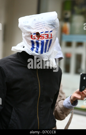 Matt Bellamy a piedi nella zona nord di Londra. Ha coperto la sua testa con un sacchetto di Tesco, e abbiamo guardato fuori attraverso un unico foro di occhio di Londra, Foto Stock