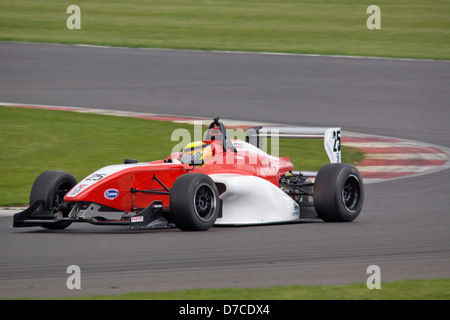 F4 (Formula 4) car a Silverstone nel Regno Unito Apr 2013 Foto Stock