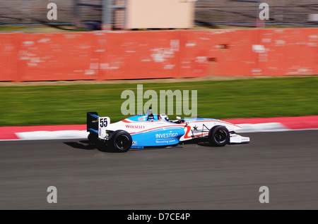 F4 (Formula 4) car a Silverstone nel Regno Unito Apr 2013 Foto Stock