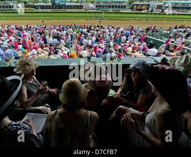 Louisville, Kentucky, Stati Uniti d'America. Il 3 maggio 2013. su Kentucky Oaks giorno a Churchill Downs Louisville, nel Kentucky il 3 maggio 2013. (Immagine di credito: credito: Scott Serio/eclipse/ZUMAPRESS.com/Alamy Live News) Foto Stock