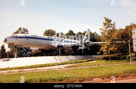 Il Tupolev tu-114 era un aereo sovietico a lungo raggio sviluppato negli anni '1950 Era uno dei più grandi aerei passeggeri del suo tempo, servendo principalmente per voli a lunga distanza. La compagnia aerea Rossiya operava diversi tu-114, che erano notevoli per le loro dimensioni e portata, giocando un ruolo significativo nella flotta aerea sovietica durante l'era della Guerra fredda. Foto Stock
