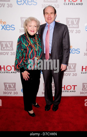 Betty White e Philippe Dauman TV Land holiday premiere party per 'Hot in Cleveland' & 'L'Exe' a SD26 - Arrivi New York Foto Stock