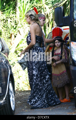 Heidi Klum e la figlia Leni Samuel Heidi Klum i bambini arrivano a un partito vestito di carino Native American Indian costumi Los Foto Stock