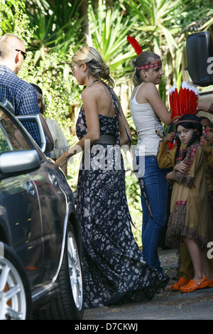 Heidi Klum e la figlia Leni Samuel Heidi Klum i bambini arrivano a un partito vestito di carino Native American Indian costumi Los Foto Stock