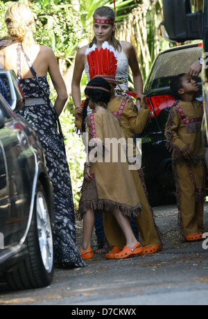 Henry Samuel, Leni Samuele e Johan Samuel Heidi Klum i bambini arrivano a un partito vestito di carino Native American Indian Foto Stock