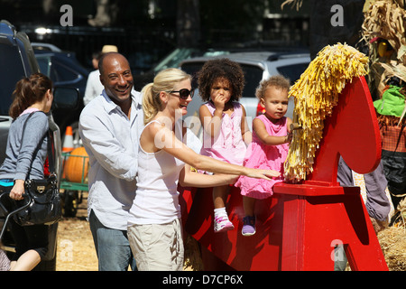 Byron Allen con sua moglie Jennifer Lucas e le loro figlie Chloe Ava e Olivia Rose celebrità frequentare il giorno di apertura a Foto Stock