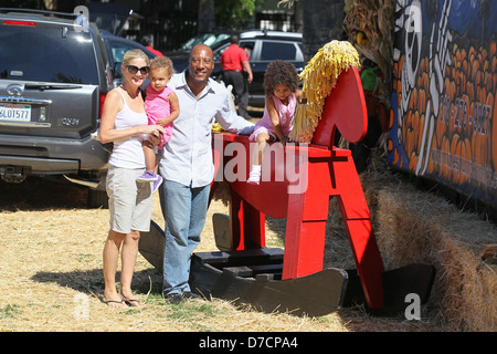 Byron Allen con sua moglie Jennifer Lucas e le loro figlie Chloe Ava e Olivia Rose celebrità frequentare il giorno di apertura a Foto Stock