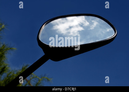 Un tipico moto specchio laterale contro un chiaro cielo blu scuro. Foto Stock