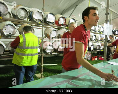 Reading, Berkshire, Regno Unito. Il 3 maggio 2013. Celebrare è il diciannovesimo anno la lettura & Beer Festival del sidro in esecuzione da giovedì 2 a domenica 5 maggio, accoglie i bevitori abituali e nuovi angoli uguali. Vecchie amicizie si rianima e nuovi amici realizzato ascoltando musica dal vivo, la degustazione di ottimi cibi e naturalmente il campionamento alcuni dei 550 autentiche birre e sidri 150 e perries, in offerta. Credito: Sarah Tubb / Alamy Live News Foto Stock