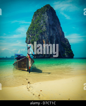 Long Tail barche tropicale sulla spiaggia idilliaca (Pranang beach), Krabi, Thailandia Foto Stock