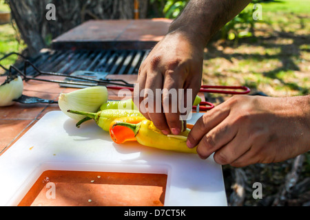 Peperoni ripieni di formaggio su un viaggio di campeggio Foto Stock