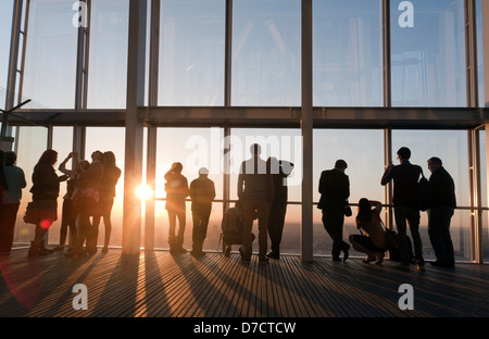 La gente sul piano superiore del shard, Londra Foto Stock