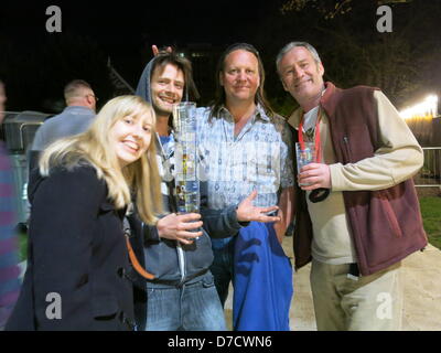 Reading, Berkshire, Regno Unito. Il 3 maggio 2013. Celebrare è il diciannovesimo anno la lettura & Beer Festival del sidro in esecuzione da giovedì 2 a domenica 5 maggio, accoglie i bevitori abituali e nuovi angoli uguali. Vecchie amicizie si rianima e nuovi amici realizzato ascoltando musica dal vivo, la degustazione di ottimi cibi e naturalmente il campionamento alcuni dei 550 autentiche birre e sidri 150 e perries, in offerta. Credito: Sarah Tubb / Alamy Live News Foto Stock