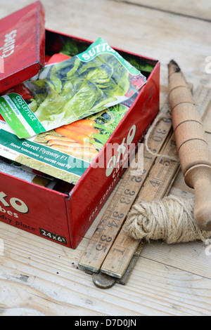 Vecchio 'OXO' stagno contenente i pacchetti di sementi Foto Stock
