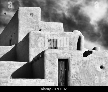 Il Taos Pueblo pile. Immagine in bianco e nero in stile di W.H.Jackson e Ansel Adams Foto Stock
