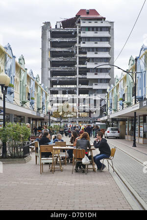 4 maggio 2013 - Christchurch, Nuova Zelanda - La città di Christchurch continua il suo lento recupero da un devastante terremoto del 2011 con la recente riapertura del nuovo Regent Street, all'ombra di di il terremoto ha seriamente danneggiato 11-story BNZ edificio che viene demolito. (Credito Immagine: © PJ Heller/ZUMAPRESS.com) Foto Stock