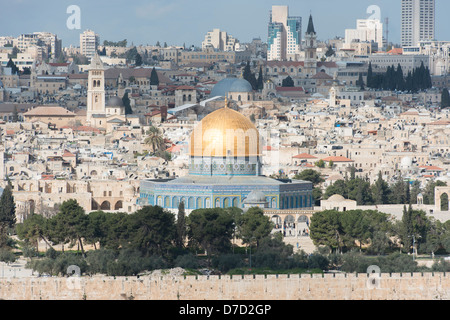 La cupola dorata della Islamico Cupola della roccia all'interno delle mura della città vecchia di Gerusalemme, Israele Foto Stock