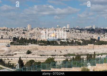 La cupola dorata della Islamico Cupola della roccia all'interno delle mura della città vecchia di Gerusalemme, Israele Foto Stock