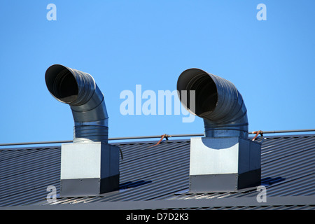 Tubi di ventilazione sono situati su un tetto di un edificio Foto Stock