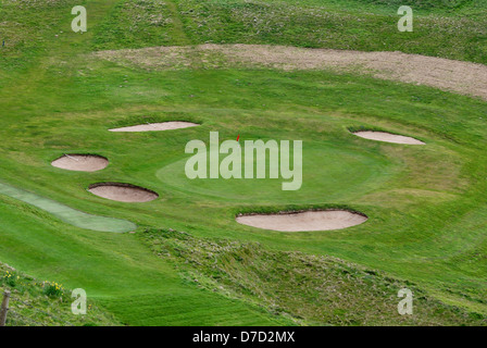 Golf Green circondato da bunker di sabbia England Regno Unito Foto Stock