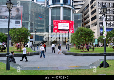 La gente a piedi al Raffles Place: Central Business District (CBD) Singapore Foto Stock