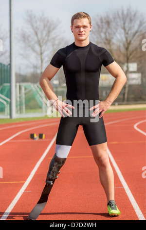 Atleta con handicap si erge su una pista Foto Stock