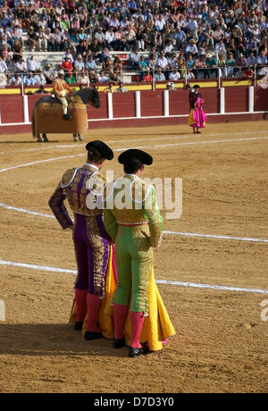 Durante una corrida, Banderilleros aspettando il picador per eseguire nell'arena di Fuengirola, Costa del Sol, Spagna. Foto Stock