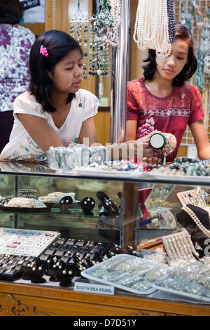 Due ragazze di vendita gioielli in Bogyoke (ex Scott) Mercato di Yangon, Myanmar Foto Stock