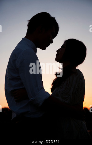 La giovane coppia di romanticismo. Foto Stock
