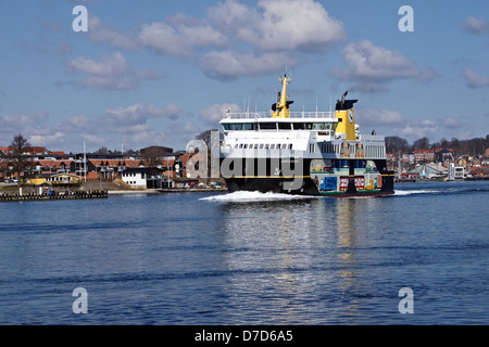 AErøfaergerne M/F AErøskøbing ha appena lasciato il suo ormeggio nel porto di Svendborg Danimarca e voce a AErøskøbing su isola di AErø Foto Stock