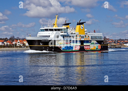 AErøfaergerne M/F AErøskøbing ha appena lasciato il suo ormeggio nel porto di Svendborg Danimarca e voce a AErøskøbing su isola di AErø Foto Stock