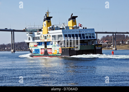 AErøfaergerne M/F AErøskøbing ha appena lasciato il suo ormeggio nel porto di Svendborg Danimarca e voce a AErøskøbing su isola di AErø Foto Stock