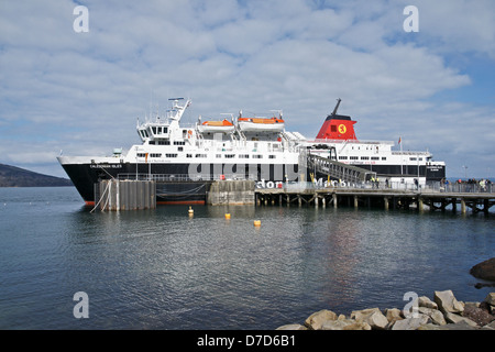 Caledonian Macbrayne auto e passeggeri dei traghetti Caledonian Isles ormeggiata presso il terminale ro-ro in Brodick Arran Scozia Scotland Foto Stock